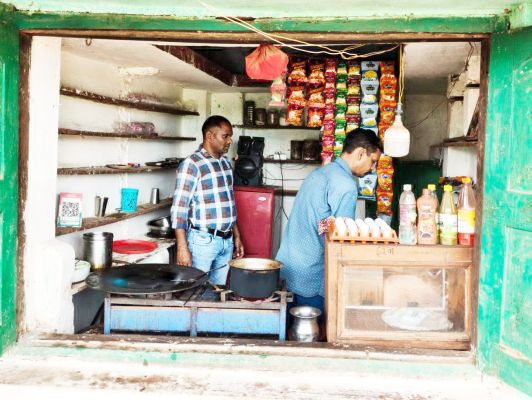 अंडा दुकान में शराब पीने की सुविधा  देने वाले आरोपी पर कार्रवाई