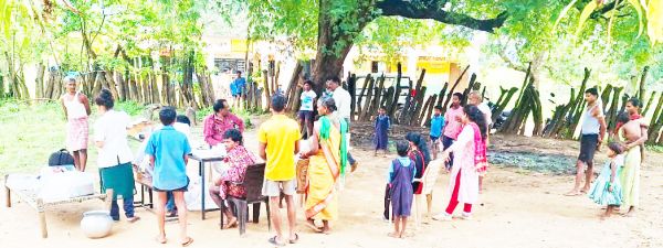 पेड़ के नीचे स्वास्थ्य शिविर, 428 ग्रामीणों को मिला लाभ