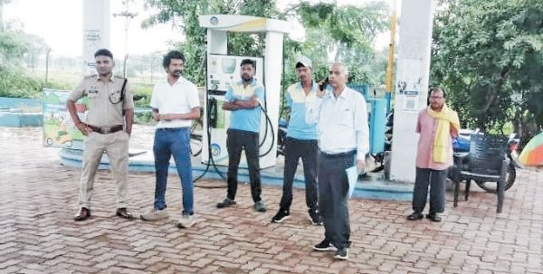 बिना हेलमेट पेट्रोल देने पर पेट्रोल पंप सील