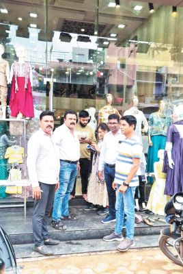 डस्टबीन नहीं रखने वाले लाखे नगर के 8 कपडा  दुकानों पर जुर्माना