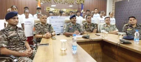 33 लाख के 11 ईनामी सहित  20 नक्सलियों का समर्पण