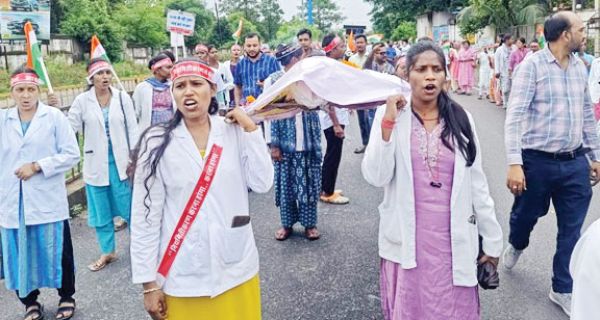एनएचएम कर्मियों की हड़ताल जारी, संविदा प्रथा की निकाली अर्थी