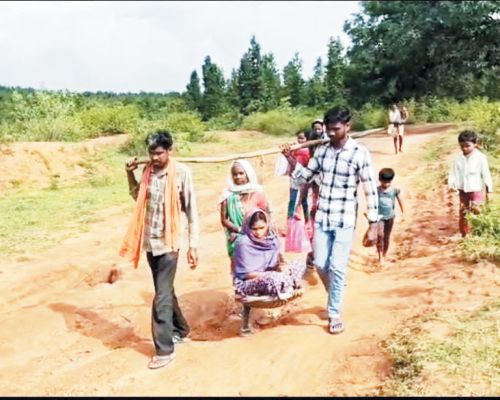 प्रसूता को झलगी पर बैठा महतारी एक्सप्रेस तक पहुंचाया