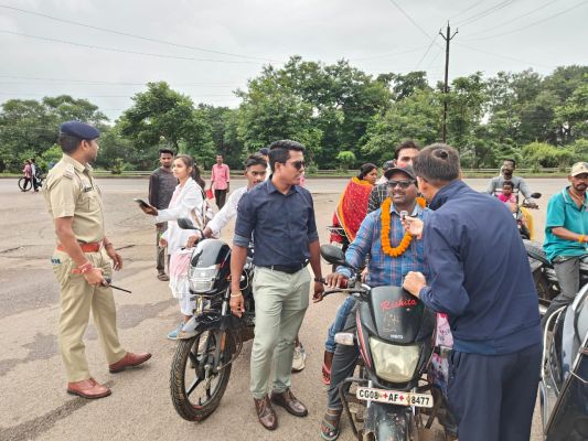 हेलमेट पहने दोपहिया चालकों का स्वागत, बिना हेलमेट वालों को समझाईश