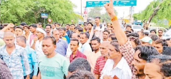 हाईटेंशन लाइन जोड़ते करंट की चपेट में ठेका कर्मी की मौत, सडक़ पर लाश रख प्रदर्शन