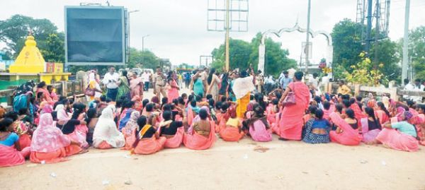 मितानिनों ने मांगों को लेकर राजिम पुल पर किया चक्काजाम