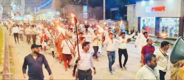 एनएचएम कर्मियों ने की मशाल रैली निकाल नियमितीकरण की मांग