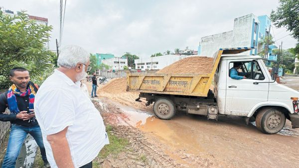   रेत फैलाकर सडक़ जाम करने वाले पर कार्रवाई, रेत जब्त, 20 हजार जुर्माना भी