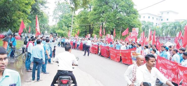  रेल ड्राइवरों का जीएम आफिस के सामने प्रदर्शन, सामूहिक अवकाश पर भी रहे