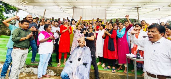 सिर मुंडाकर शासन को चेताया, एनएचएम कर्मियों की हड़ताल जारी 