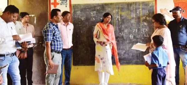 कलेक्टर ने माकड़ी क्षेत्र के विद्यालयों व आंबा केन्द्रों का किया निरीक्षण