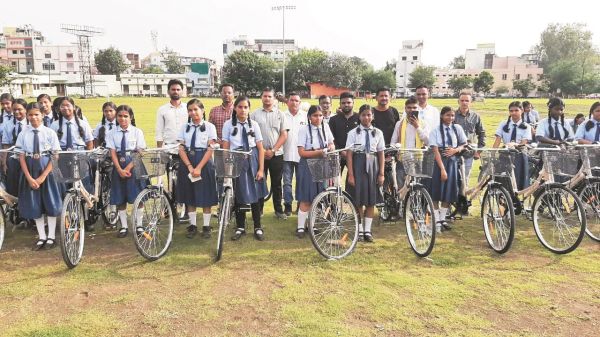48 छात्राओं को मिली साइकिल