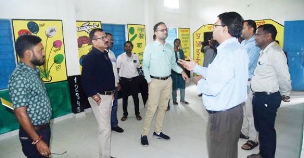 रिमझिम बारिश के बीच कलेक्टर व जिला सीईओ उदयपुर ब्लॉक के सुदूर गांवों में पहुंचे, निर्माण कार्यों का लिया जायजा