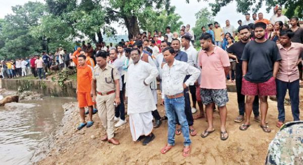 लुत्ती बांध के टूटने से बहे लापता बच्चे की मिली लाश, दो की तलाश
