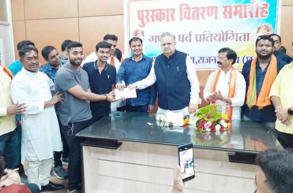 वर्षों पुरानी झांकी निकालने की   परंपरा आज भी कायम - रमन