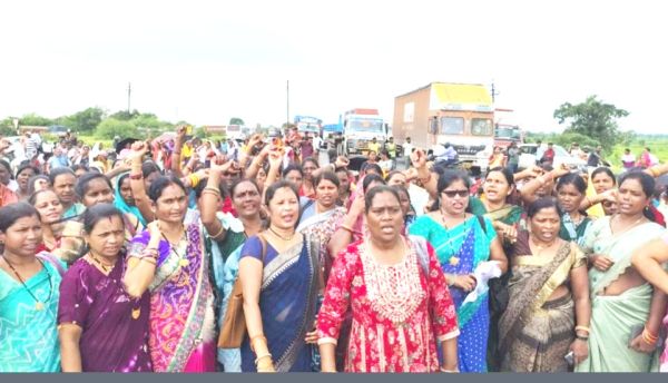 मितानिनों ने एनएच 53 पर घंटों बाधित किया यातायात