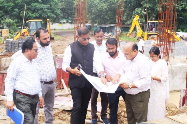 निर्माणाधीन कंपोजिट बिल्डिंग और जिला अस्पताल का निरीक्षण