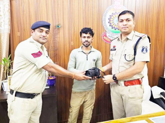 गुम कैमरा ढूंढकर पुलिस ने लौटाया  कैमरा मिला शराबी व्यक्ति के पास