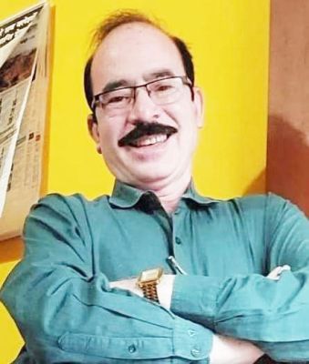 एक प्राचार्य जो बच्चों के घुप्प अंधेरे घरों में झांक आते हैं, माली हालातों में उनके कुशल भविष्य की नींव टटोलते हैं...