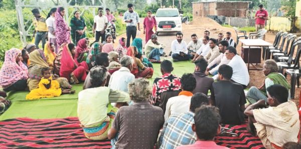 प्रभारी कलेक्टर ने कमार बस्ती में चौपाल लगाकर सुनीं समस्याएं