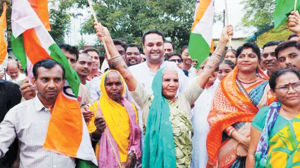 कांग्रेस का आंदोलन, खाद की कमी को लेकर सरकार के खिलाफ प्रदर्शन