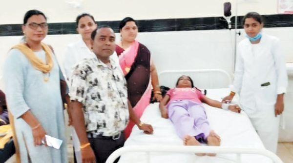 आश्रम छात्रावास की बालिकाओं की स्वास्थ्य जांच