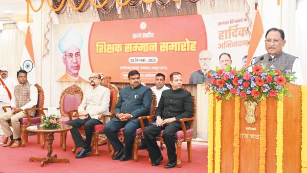 डेका ने शिक्षकों से पूछा-निजी स्कूलों में कम सैलरी फिर भी लोग उधर क्यों जाते हैं