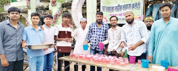 खुशहाली की राह में शर्बत बांटकर जताई पैग़म्बर मोहम्मद के पैदाइश की खुशी