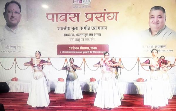राजधानी के मंच पर कुरूद की बालिकाओं  ने नृत्यकला से किया दर्शकों को मंत्रमुग्ध