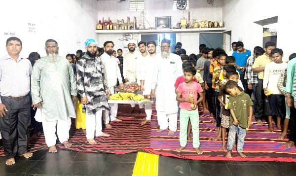 ईद मिलादुन्नबी पर बच्चों व मरीजों को फल वितरण