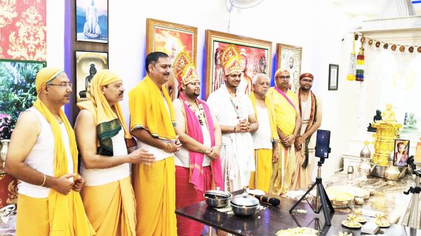 शांति विलासिता में नहीं त्याग में है-अभिषेक
