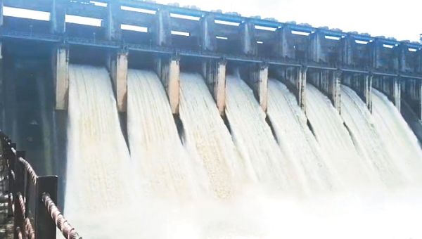 मिनीमाता बांगो डैम के 8 गेट खोले गए, निचली बस्तियों में बाढ़ का खतरा
