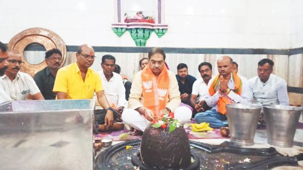 जन्मदिवस पर बजाज ने चंपेश्वर मंदिर में की पूजा-अर्चना