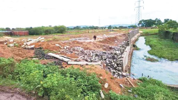 बिल्डर के अवैध निर्माण पर चला बुलडोजर