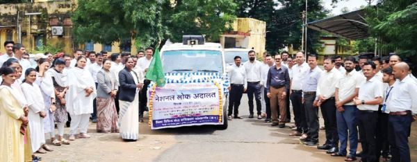 मुख्य न्यायिक मजिस्ट्रेट ने झण्डी दिखा न्यायरथ को किया रवाना