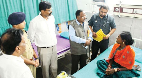 कृषि मंत्री नेताम पहुंचे जिला अस्पताल, प्रभावित परिवार से की मुलाकात