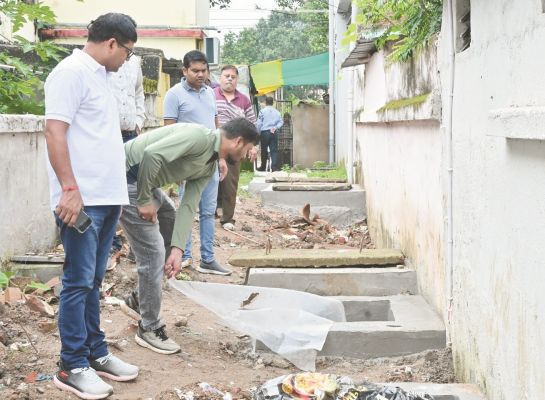 आयुक्त ने हुडको में निर्माणाधीन मंगल भवन व सीवरेज लाइन का किया निरीक्षण
