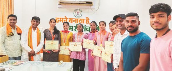 नगर सेना में चयनित अभ्यर्थियों ने की विधायक  से मुलाकात