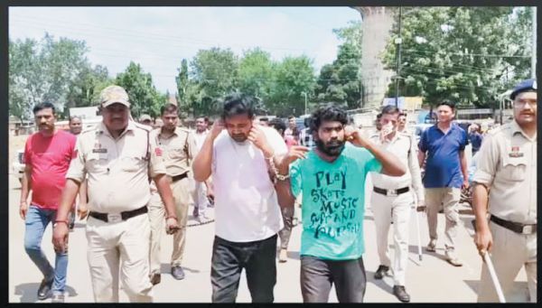 युवक की हत्या, 2 नाबालिग समेत 9 गिरफ्तार, एक फरार पुलिस ने आरोपियों का निकाला जुलूस