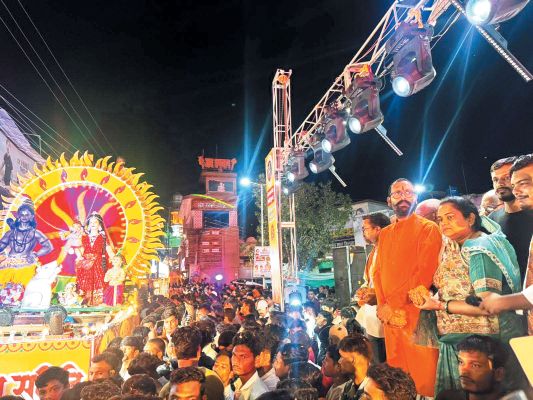 गणेश विसर्जन झांकी देखने उमड़ी भीड़
