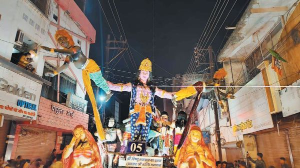 पौराणिक गाथाओं और देशभक्ति के आकर्षण ने खींचा भक्तों का ध्यान