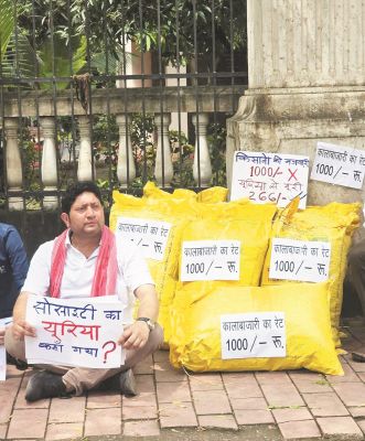 यूरिया की कालाबाजारी, जिपं. सदस्य यशवंत का प्रदर्शन