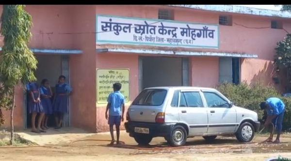 प्राचार्य की कार धोते छात्रों का वीडियो फैला
