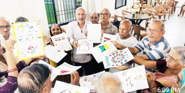 बुजुर्गों ने पेंटिंग में दिखाई अपनी कला, भावनाओं को भी उकेरा
