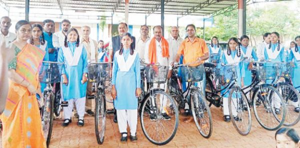 विधायक ने छात्राओं को दी साइकिल