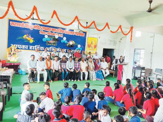 स्वामी आत्मानंद स्कूल में सांस्कृतिक कार्यक्रम, शिक्षकों का सम्मान