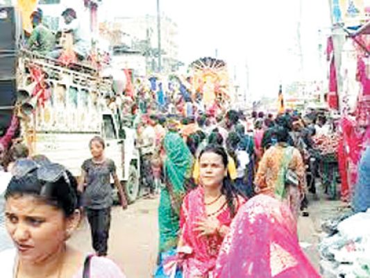 शोभायात्रा निकाल गणेश प्रतिमाएं विसर्जित