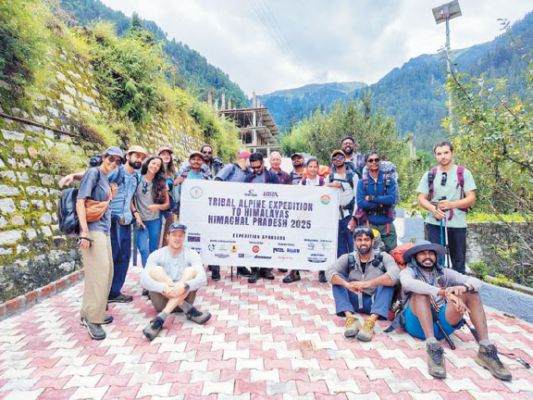 हिमालय की ओर रवाना हुई जशपुर की जनजातीय पर्वतारोहण टीम