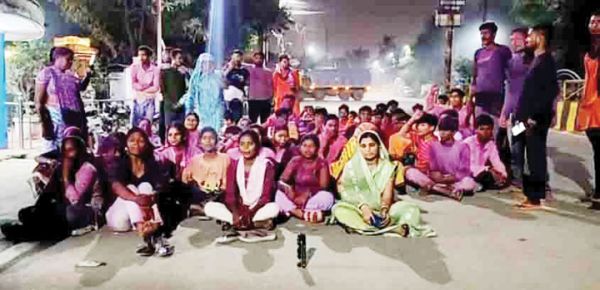गणेश विसर्जन के दौरान पुलिस पर लाठीचार्ज का आरोप