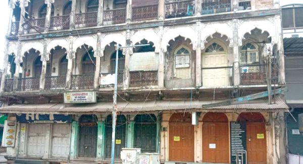 रात झांकियां निकलने वाली हैं और निगम ने सुबह नोटिस चस्पा कर जर्जर मकानों को सुधारने या हटाने कहा..!